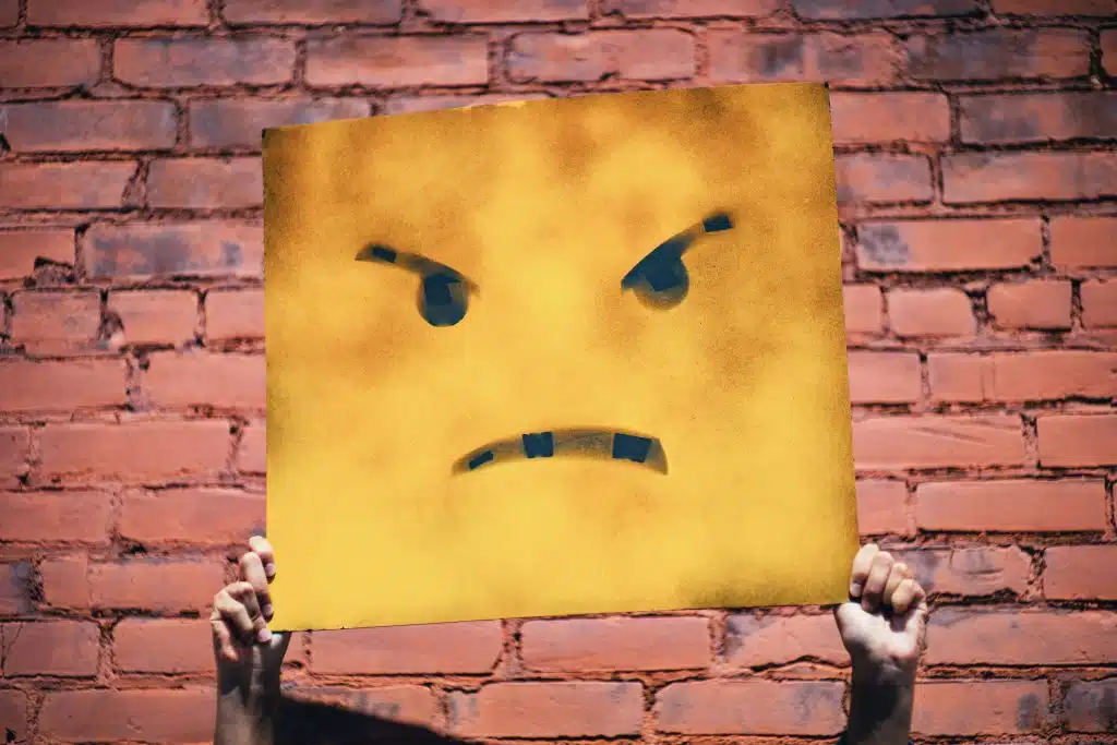 Pancarte jaune avec visage en colère