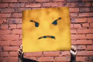 Pancarte jaune avec visage en colère