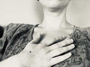 Main posée sur la poitrine, portrait en noir et blanc