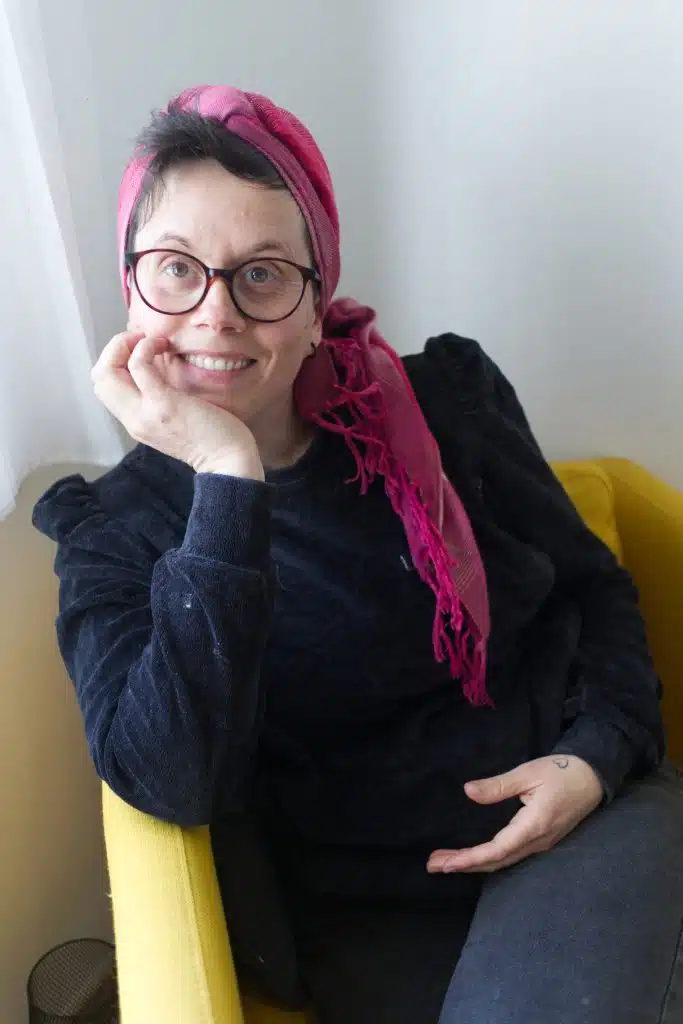 Céline Caille, sophrologue et énergéticienne, souriante avec un foulard rose.
