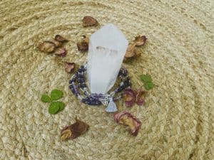 Cristal blanc entouré de perles et pétales séchés