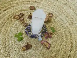 Cristal blanc entouré de perles et pétales séchés