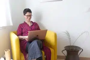 Céline Caille, sophrologue, en séance en visio ou en présentiel.