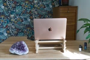 Ordinateur portable sur support en bois, bureau décoré