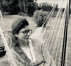 Femme assise dans un hamac au jardin