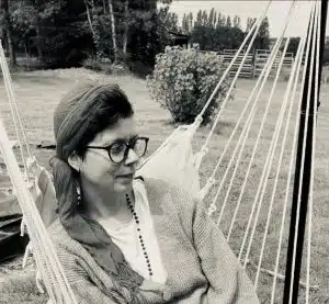 Céline Caille relaxant dans un hamac en plein air.