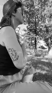 Femme méditant en plein air, pratique de sophrologie et soin énergétique.
