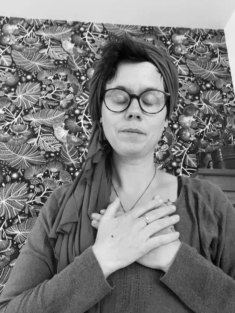 Céline Caille en méditation, pratique de sophrologie et soins énergétiques.
